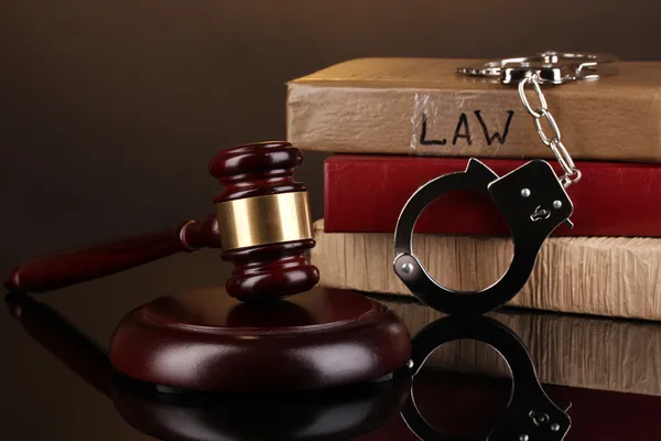 Tokmak, kelepçe ve siyah yakın çekim izole hukuk kitapları — Stok fotoğraf