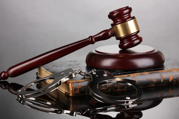 Gavel, handcuffs and book on law on grey background — Stock Photo, Image