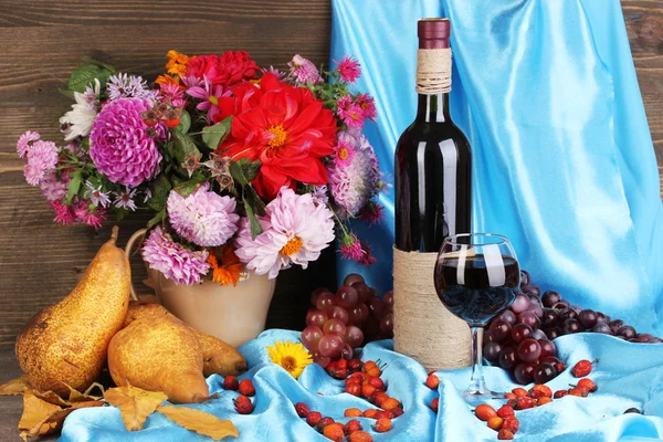 Prachtige herfst stilleven met fruit en wijn — Stockfoto