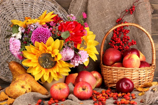 Nature morte d'automne colorée avec des pommes — Photo