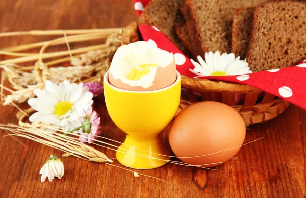 Huevos cocidos sobre fondo de madera — Foto de Stock