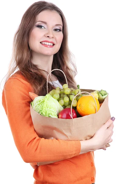 Mulher segurando um saco de supermercado cheio de vegetais frescos e frutas isoladas em branco — Fotografia de Stock