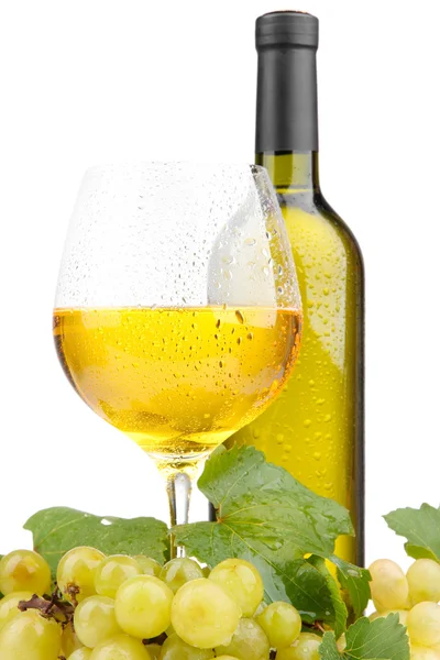 Botella y copa de vino y uvas, aisladas sobre blanco — Foto de Stock