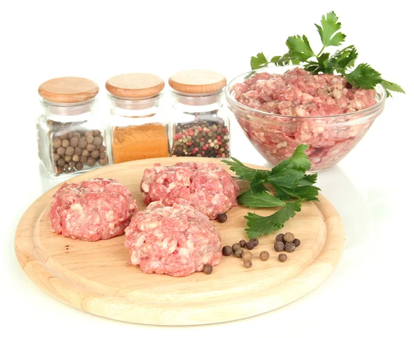 RAW köttbullar med kryddor isolerad på vit — Stockfoto