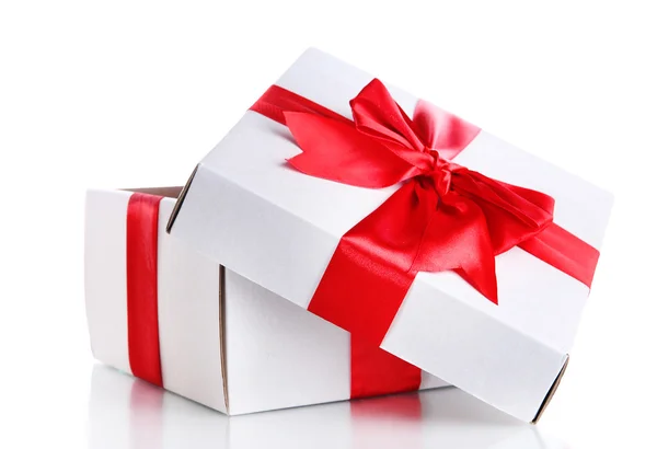 Geschenkdoos met rood lint, geïsoleerd op wit — Stockfoto