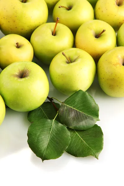 Manzanas jugosas con hojas verdes, aisladas en blanco — Foto de Stock