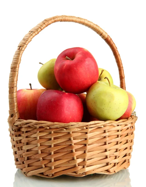 Сочные яблоки в корзине, изолированные на белом — стоковое фото