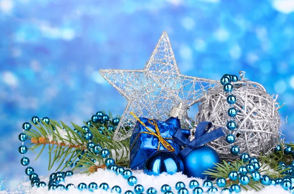 Kerst decoratie op blauwe achtergrond — Stockfoto