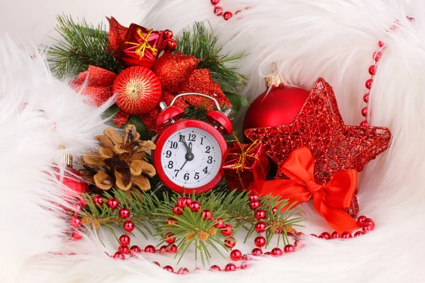 Weihnachtsdekoration mit Uhr aus weißem Fell — Stockfoto