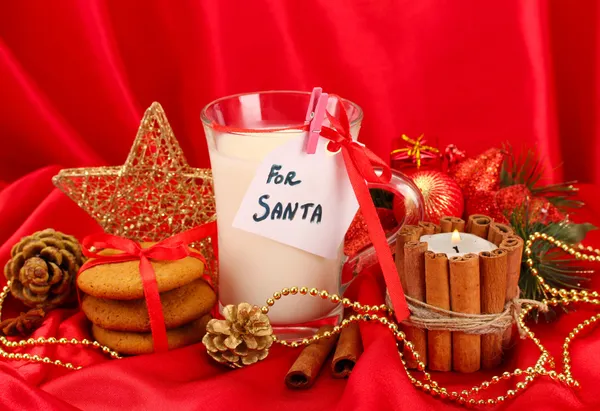 圣诞老人的饼干： 概念形象的姜汁饼干、 牛奶和圣诞装饰红色背景上 — 图库照片