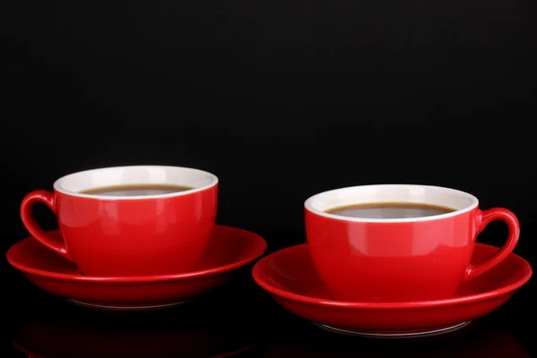 Un tazas rojas de café fuerte aislado en negro — Foto de Stock