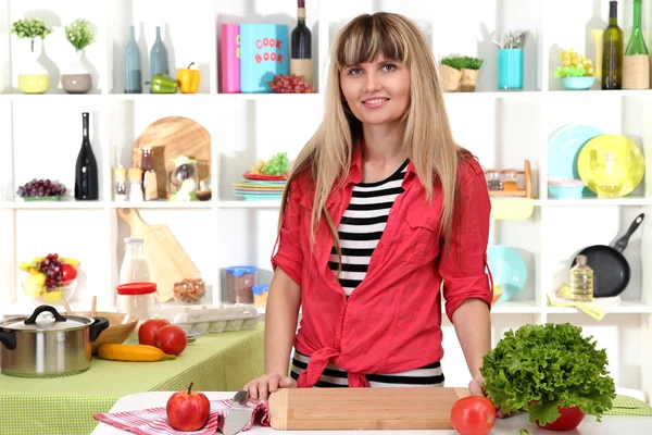 A szép lány a konyhában főzés közben — Stock Fotó