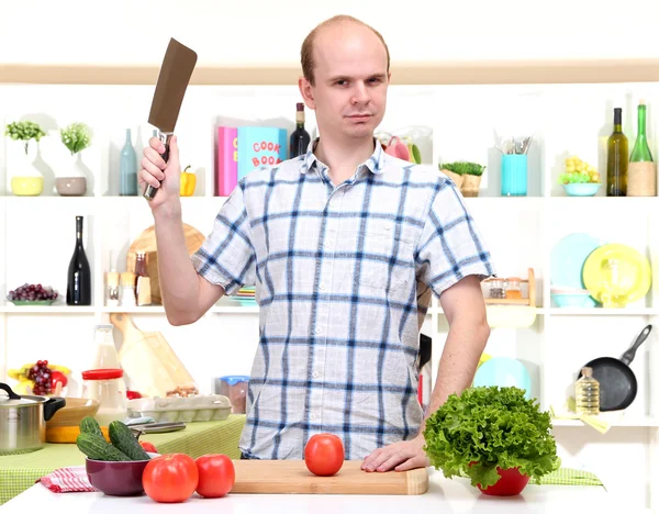 Młody człowiek w kuchni przygotowuje — Zdjęcie stockowe