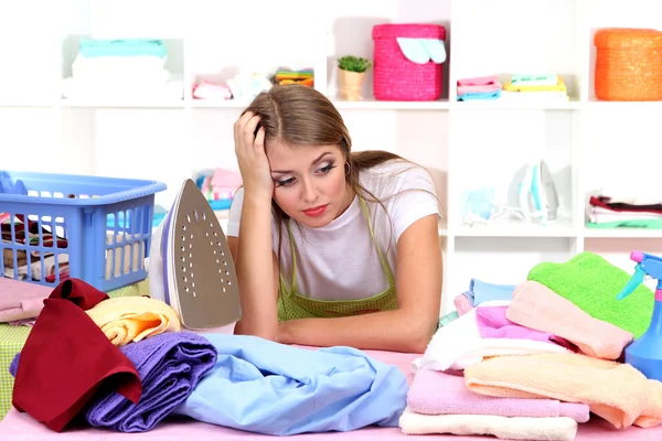 Молодая девушка устала гладить в комнате — стоковое фото