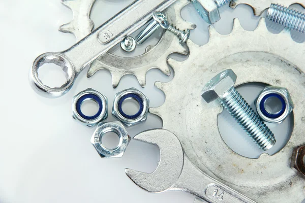 Engranaje de la máquina, ruedas dentadas de metal, tuercas y pernos aislados en blanco — Foto de Stock