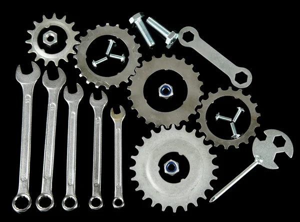 Machine gear, metalen tandwielen, moeren en bouten geïsoleerd op zwart — Stockfoto