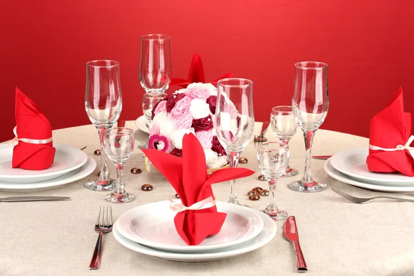 Table setting in red tones on color background — Stock Photo, Image