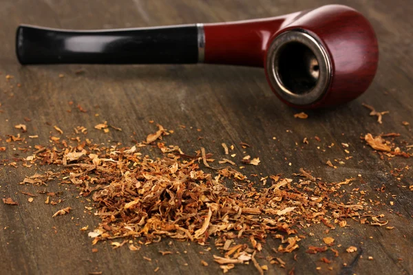 Smoking pipe and tobacco on wooden table close-up — Stock Photo, Image