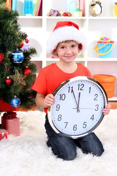 Niño pequeño con reloj en previsión de Año Nuevo — Foto de Stock