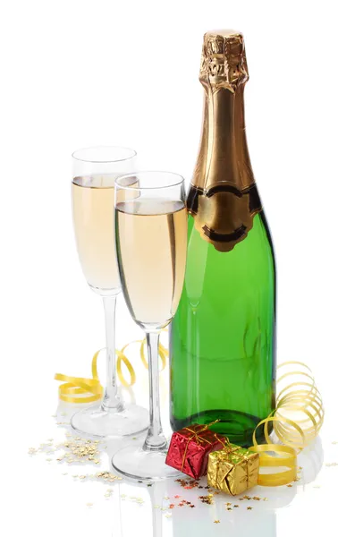 Copos e garrafa de champanhe, presentes e serpentina isolado em um branco — Fotografia de Stock