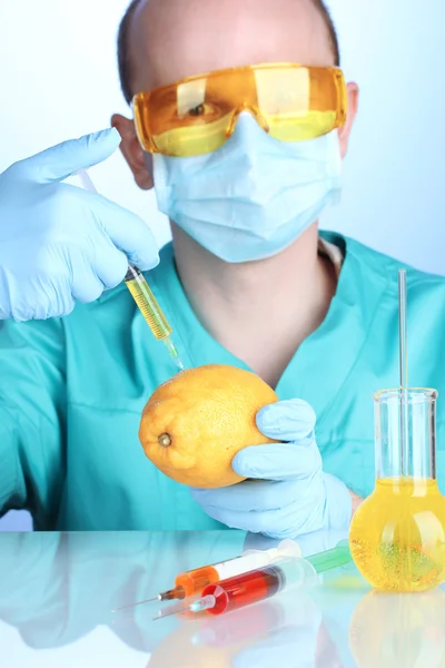 Científico inyectando OGM en el limón — Foto de Stock