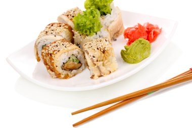 lezzetli rulo üzerinde beyaz izole yemek çubukları ile beyaz tabakta servis