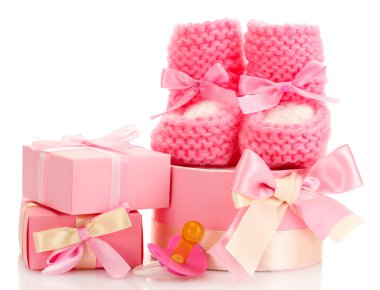 pembe bebek botları, emzik ve üzerinde beyaz izole hediyeler