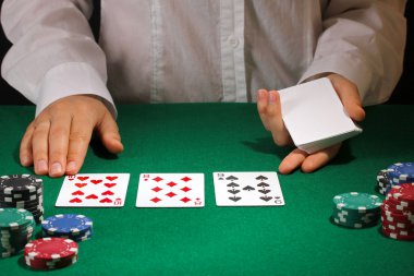 Yeşil masada Poker ayarı