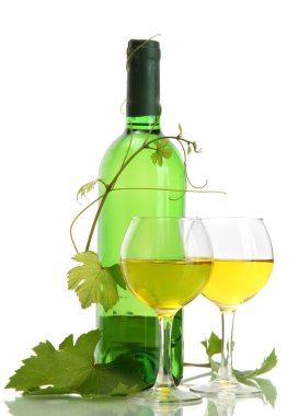 şişe, bardak şarap ve olgunlaşmış üzümler beyaz izole