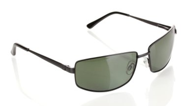 Güneş gözlüğü beyaza izole edilmiş