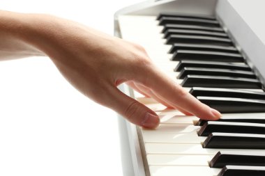 kadının synthesizer oynarken el