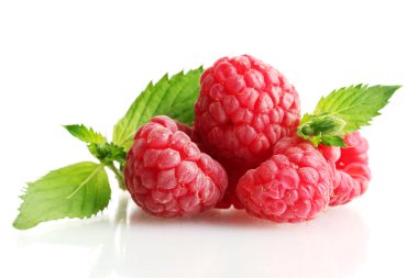 Nane aromalı olgun ahududu beyaza izole edilmiş.