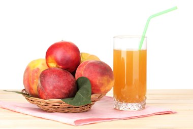 Olgun şeftali ve suyu beyaz zemin üzerine ahşap tablo