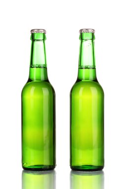 iki şişe bira üzerine beyaz izole