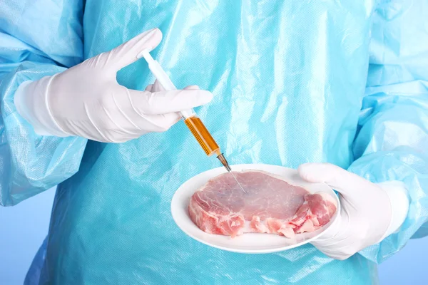 Ученый держит генетически модифицированное мясо — стоковое фото