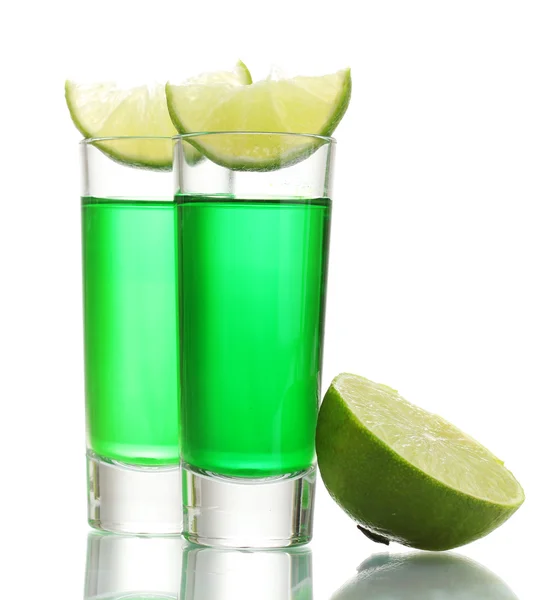 Gläser mit Absinth und Kalk isoliert auf weiß — Stockfoto