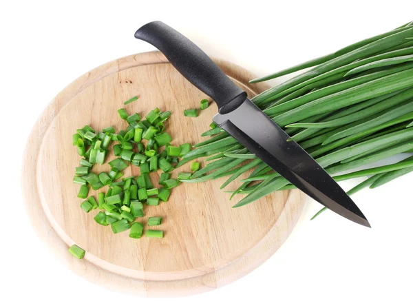 Cebola verde em uma placa de corte com faca no fundo branco — Fotografia de Stock