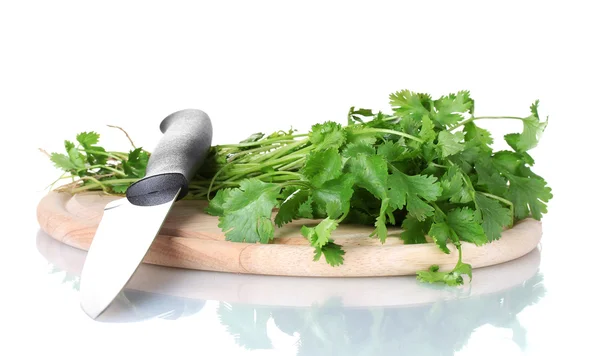 Cilantro en una tabla de cortar con cuchillo aislado en blanco —  Fotos de Stock