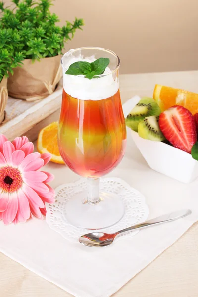 Ovocné želé na sklo a ovoce na stole v kavárně — Stock fotografie