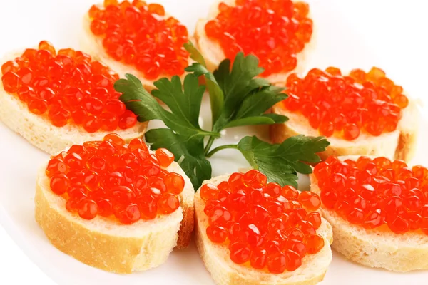 Caviar rojo sobre pan en plato blanco de cerca — Foto de Stock