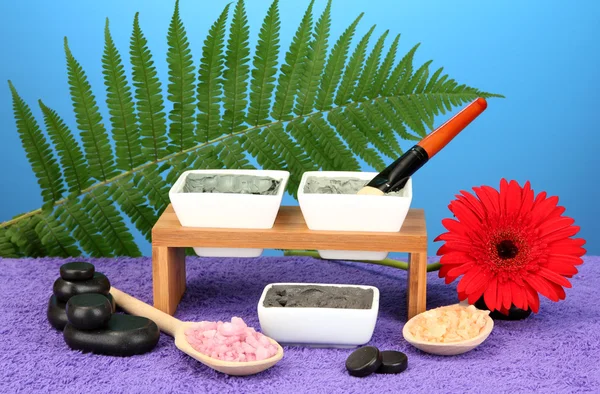 Kosmetik-Ton für Wellness-Behandlungen auf hellblauem Hintergrund in Nahaufnahme — Stockfoto