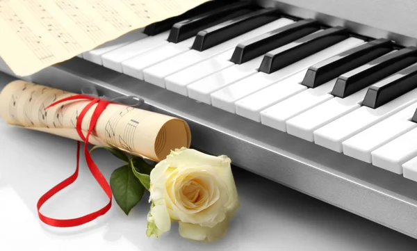 Background of synthesizer keyboard with flower — Stock Photo, Image