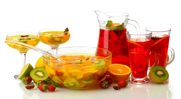 Chutné sangria a punč s ovocem, izolované na bílém — Stock fotografie