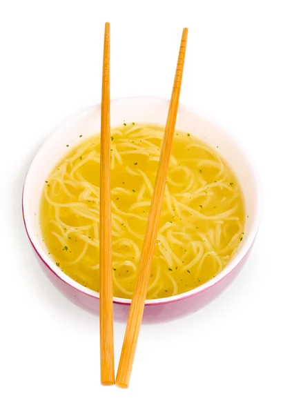 Makaron azjatycki w miska na białym tle — Zdjęcie stockowe