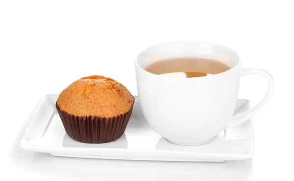 Muffin fresco con tè isolato su bianco — Foto Stock