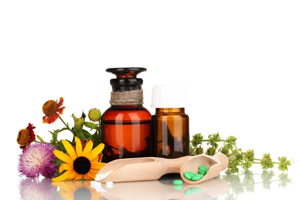 Medicin flaskor med tabletter och blommor isolerad på vit — Stockfoto