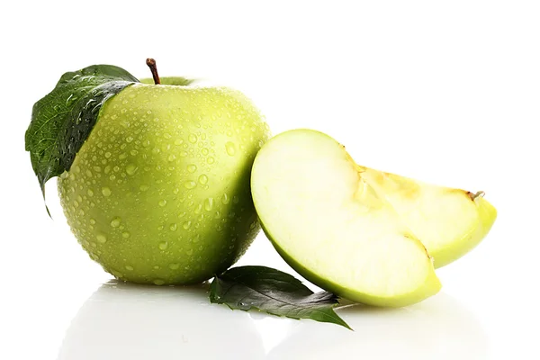 Спелые зеленые яблоки с листьями и ломтиками, изолированные на белом — стоковое фото