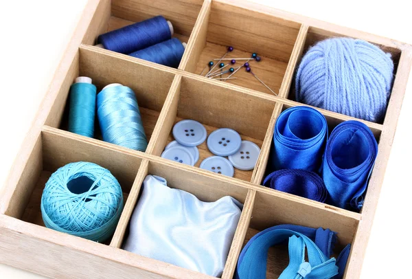 Materiaal voor het naaien in houten doos geïsoleerd op wit — Stockfoto