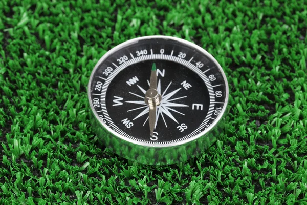 Compass on green grass — Stock Photo, Image