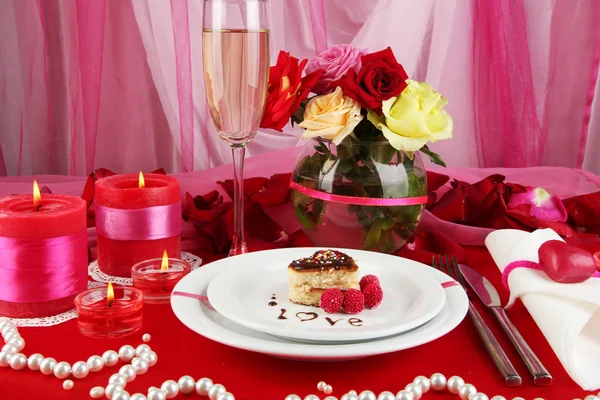 Cadre de table en l'honneur de la Saint-Valentin sur fond de tissu blanc — Photo